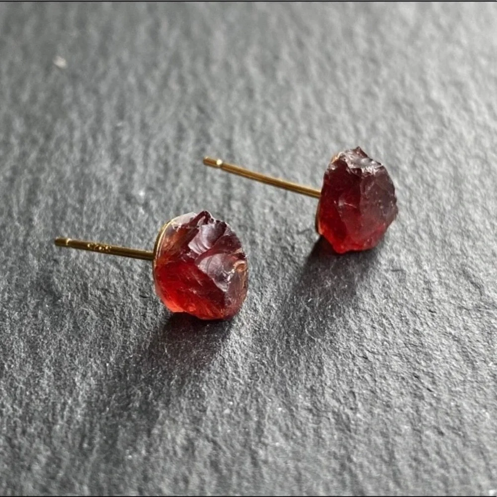 🆕 New Raw Garnet Crystal Stud Gemstone Earrings - Picture 1 of 8